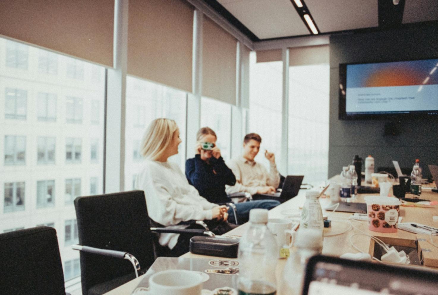 Team bespricht Forderungsmanagement-Strategien