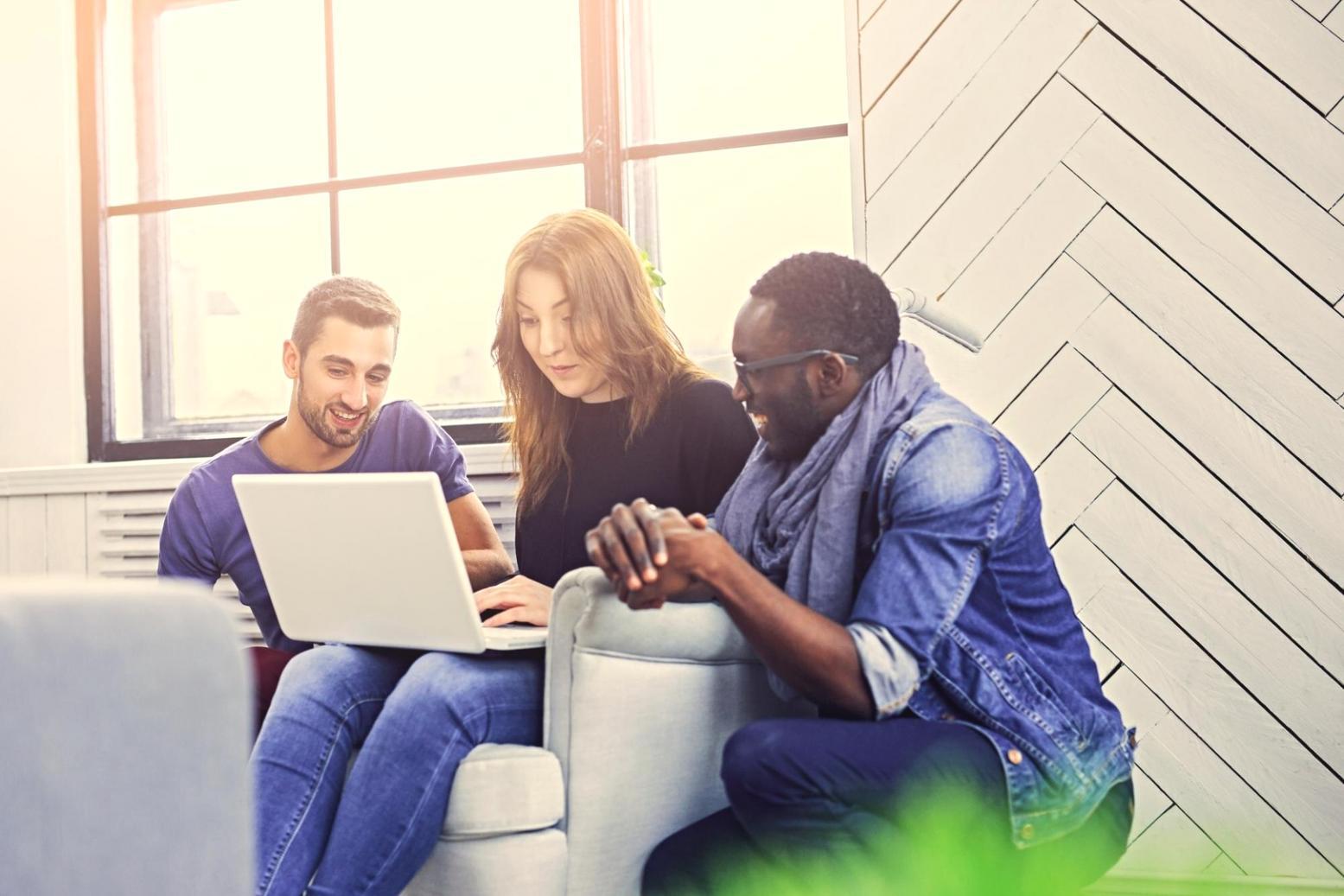 Finanzcontroller überprüft Lagerbestände